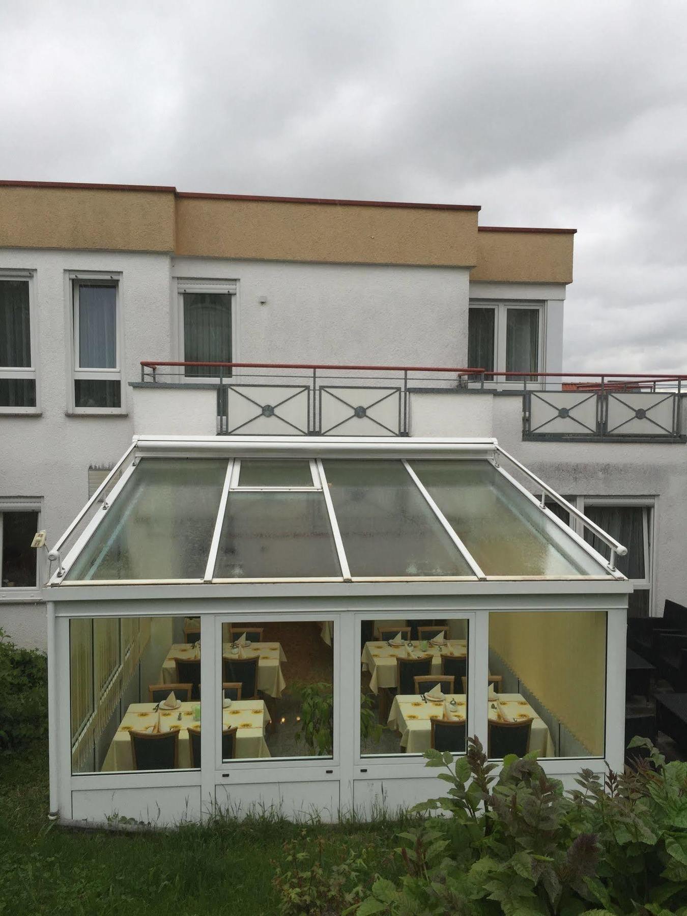 斯特滕机场酒店 莱恩费尔登埃希特登 外观 照片